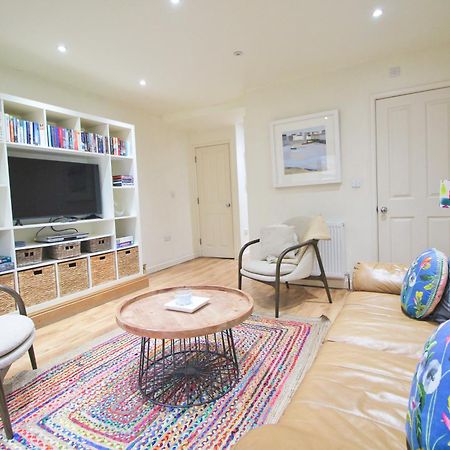 Town Centre Apartment With Parking Пэдстоу Экстерьер фото